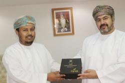 الشيخ الدكتور مدير عام تعليمية ظفار يكرم كفاءات تربوية